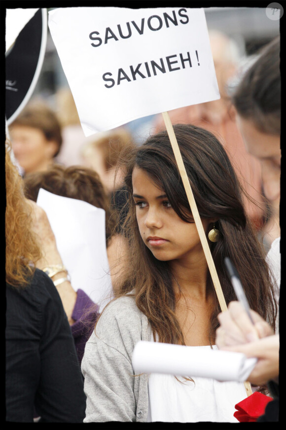 Rassemblement à l'initiative de Ni Putes Ni Soumises sur l'esplanade des Droits de l'Homme au Trocadéro à Paris en soutien à Sakineh Mohammadi Ashtiani, le 28 août 2010