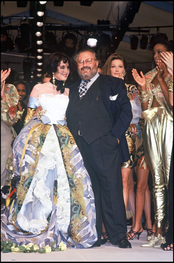 Isabelle Adjani et Carla Bruni lors du défilé Christian Dior PAP printemps-été 1993, en octobre 1992