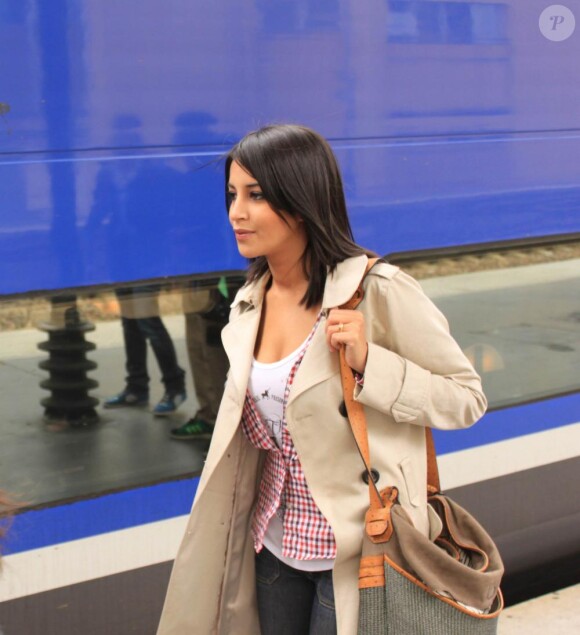 Leïla Bekhti arrive à la Gare de Lyon pour la promotion du film Tout ce qui brille, dans le cadre de la sortie DVD. 26 août 2010
