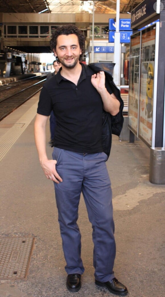 Nader Boussandel, en mode "Beau gosse de la Gare de Lyon", en pleine promotion du film Tout ce qui brille, dans le cadre de la sortie DVD. 26 août 2010