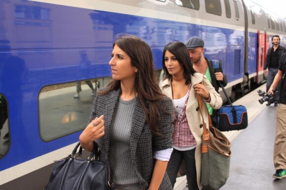 Géraldine Nakache et Leïla Bekhti arrivent à la Gare de Lyon pour participer à l'opération IDTGV, organisée dans le cadre de la sortie DVD de Tout ce qui brille. 26 août 2010