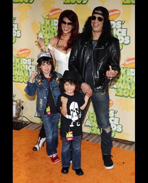 Slash en compagnie de sa femme Perla Ferrar et de leurs enfants aux Kids' Choice Awards en avril 2009 à Los Angeles