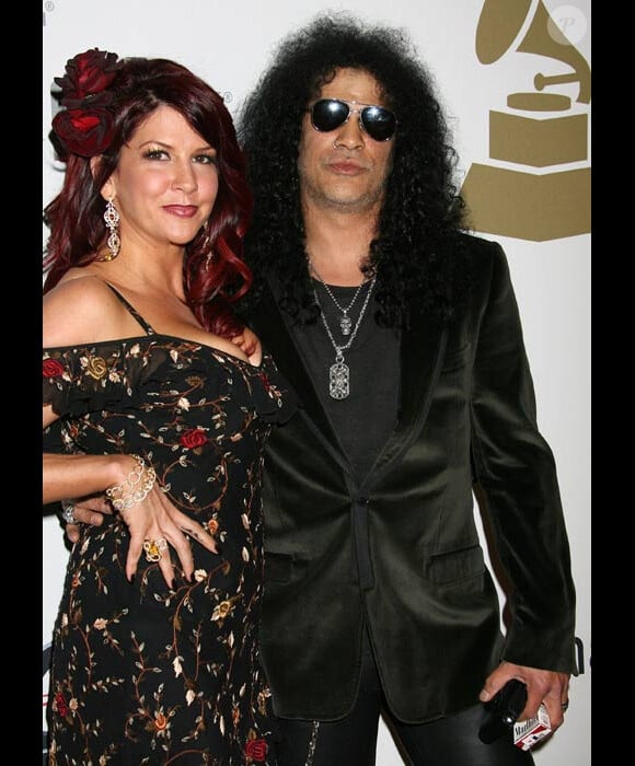 Slash en compagnie de sa femme Perla Ferrar en février 2009 à Los Angeles