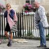 John Cleese et sa compagne Jennifer Wade dans les rues de Bath, au Royaume-Uni