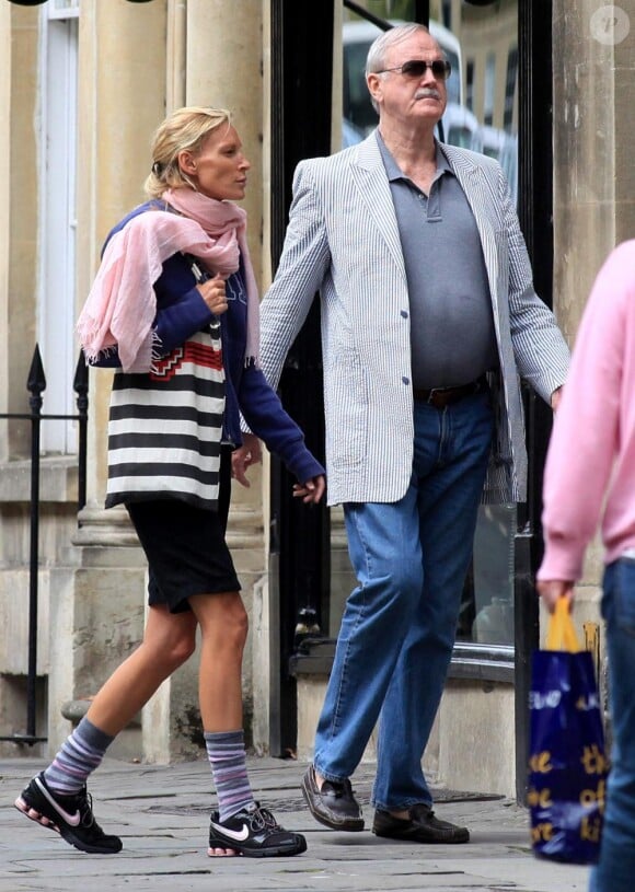 John Cleese et sa compagne Jennifer Wade dans les rues de Bath, au Royaume-Uni