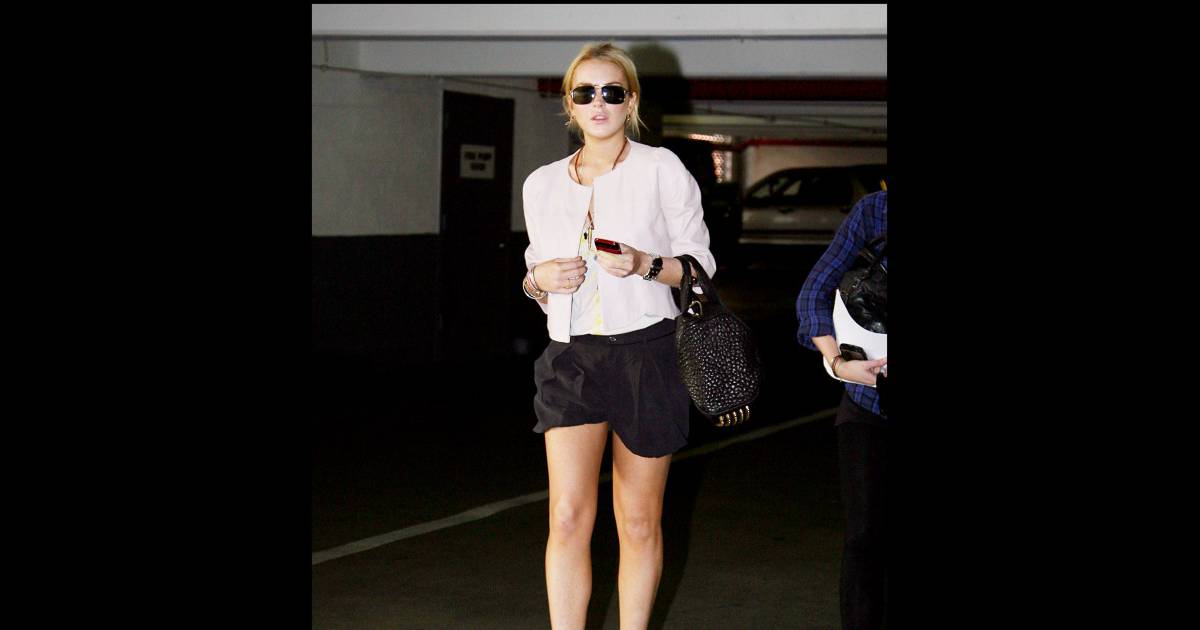 Lindsay Lohan dans une tenue casual chic, avec des chaussures pump