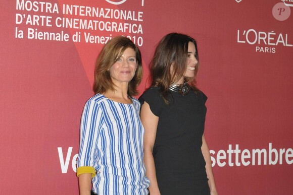 Marina Foïs et ELodie Bouchez à l'occasion du photocall de Happy Few, présenté à la 67e Mostra de Venise, le 3 septembre 2010.