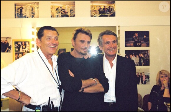 Jean-Claude Camus et Gilbert Coullier entourent... Johnny Hallyday en 2000