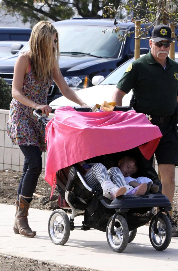 Mira Sorvino se promenade avec ses enfants Johnny et Mattea à Malibu le 5 septembre 2010 