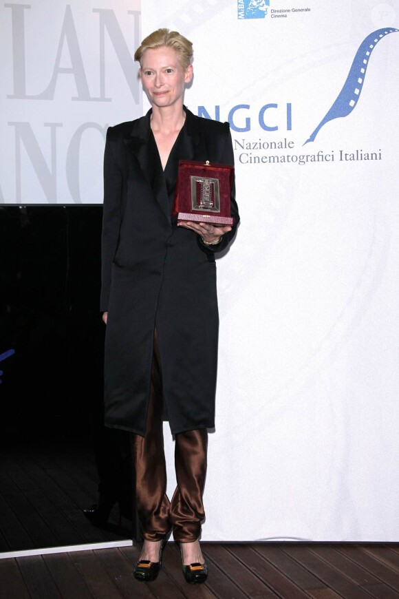 Tilda Swinton récompensée du Nastro d'Argento, lors de la 67e Mostra de Venise, le 9 septembre 2010.