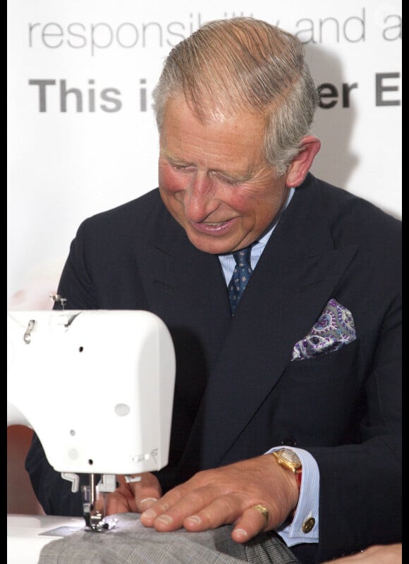 Le prince Charles au monastère de Gorton, apprend à faire de la couture avec des matériaux recyclés ! 9/09/2010