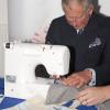 Le prince Charles au monastère de Gorton, apprend à faire de la couture avec des matériaux recyclés ! 9/09/2010