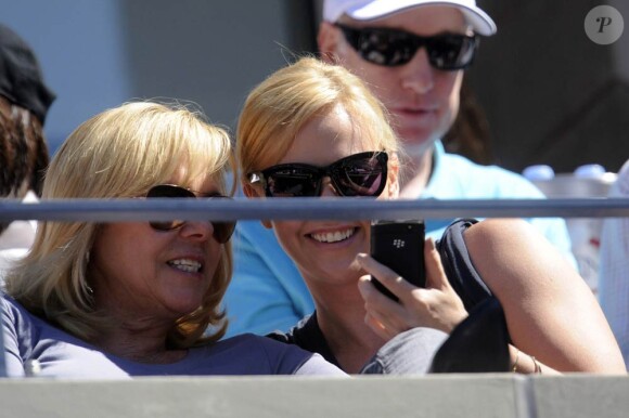 Dans les dernières heures de l'US Open, le 11 septembre 2010, les people savouraient l'intensité des rencontres du dernier carré. Charlize Theron affichait une humeur rieuse.