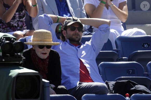 Dans les dernières heures de l'US Open, le 11 septembre 2010, les people savouraient l'intensité des rencontres du dernier carré, à l'image de Bradley Cooper.