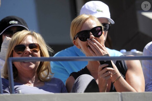 Dans les dernières heures de l'US Open, le 11 septembre 2010, les people savouraient l'intensité des rencontres du dernier carré. Charlize Theron affichait une humeur rieuse.