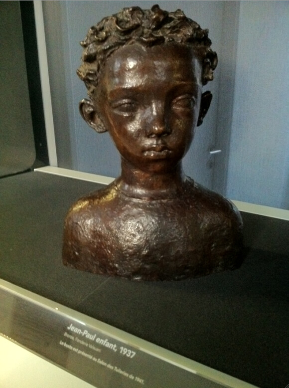 Buste de Jean-Paul Belmondo enfant - Sculpté par Paul Belmondo et exposé au Musée qui lui est consacré