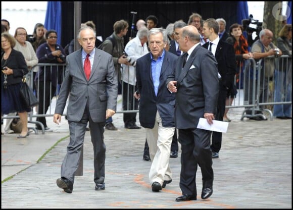 Frédéric Mitterrand et Costa-Gavras à l'occasion de la cérémonie en hommage à Claude Chabrol, sur le parvis de la Cinémathèque Française, à Paris, le 17 septembre 2010.