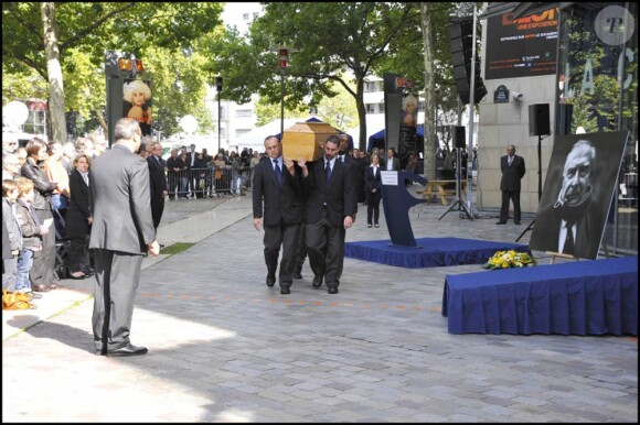 La cérémonie en hommage à Claude Chabrol, sur le parvis de la Cinémathèque Française, à Paris, le 17 septembre 2010.