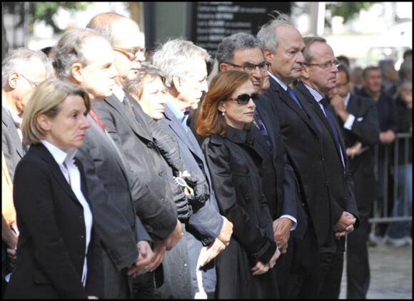 Costa-Gavras, Isabelle Huppert et Renaud Donnedieu de Vabres à l'occasion de la cérémonie en hommage à Claude Chabrol, sur le parvis de la Cinémathèque Française, à Paris, le 17 septembre 2010.