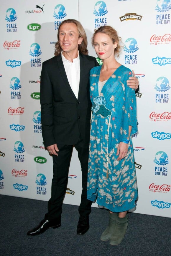 Jeremy Gilley et Vanessa Paradis à l'occasion du grand concert organisé par l'association Peace One Day, au Zénith de Paris, le 17 septembre 2010.