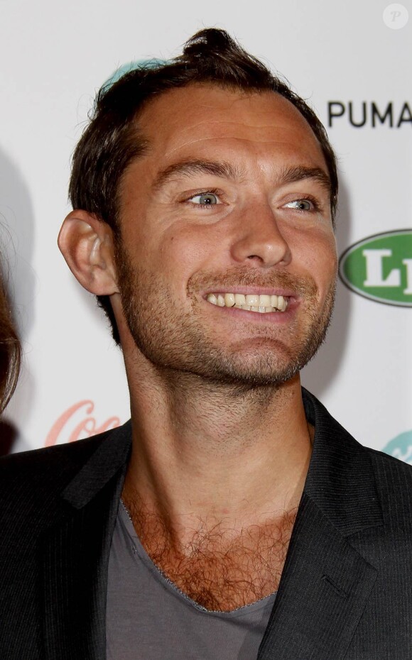 Jude Law à l'occasion du grand concert Peace One Day organisé au Zénith de Paris, le 17 septembre 2010.