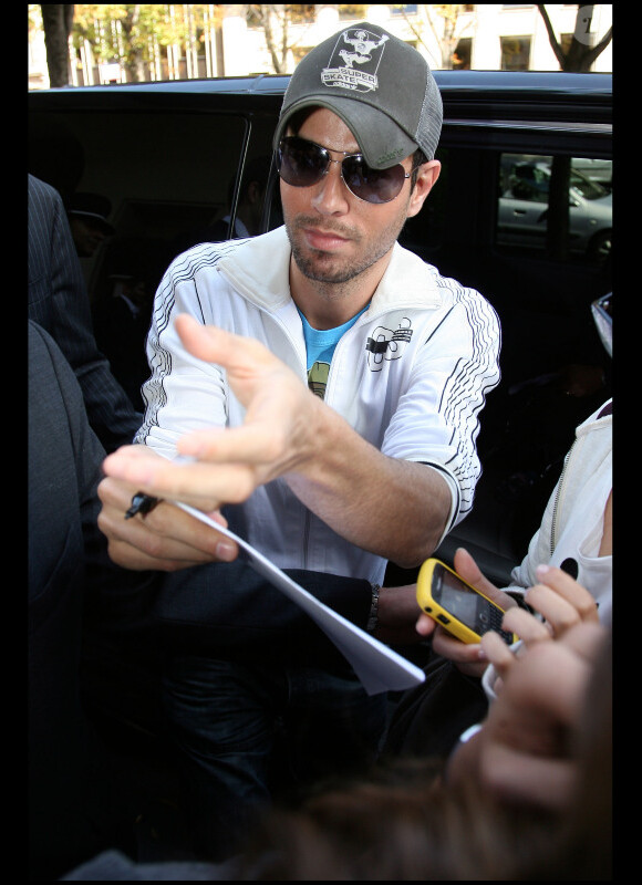 Enrique Iglesias rencontre ses fans à la sortie de son hôtel, à Paris. 15 septembre 2010