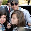 Enrique Iglesias rencontre ses fans à la sortie de son hôtel, à Paris. 15 septembre 2010