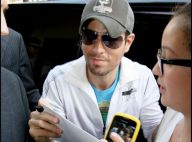 Enrique Iglesias : Même assailli par ses admiratrices, il reste toujours aussi sexy et souriant !