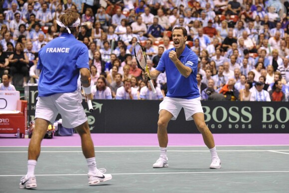 Arnaud Clément et Michaël Llodra, vainqueurs du double qui ouvre les portes de la finale de la Coupe Davis le 18 septembre 2010 à l'équipe de France