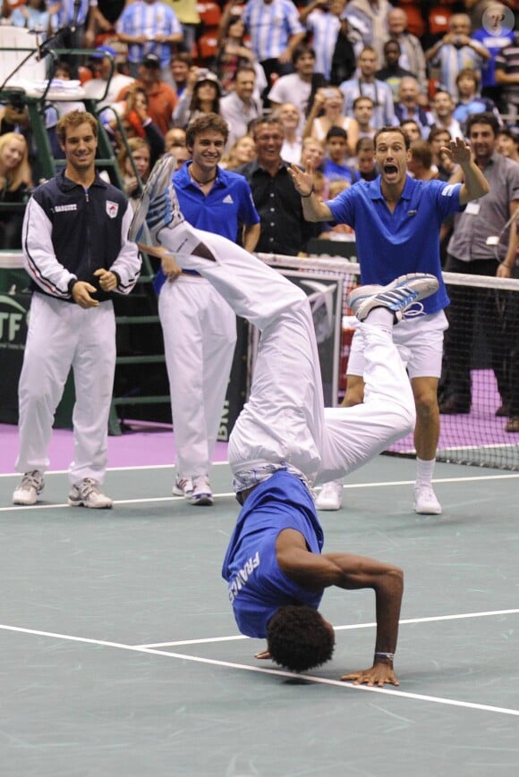 Gaël Monfils célèbre comme il se doit sa victoire en Coupe Davis qui lui ouvre les portes de la finale le 18 septembre 2010