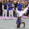 L'équipe de France de tennis célèbre comme il se doit sa victoire en Coupe Davis qui lui ouvre les portes de la finale le 18 septembre 2010