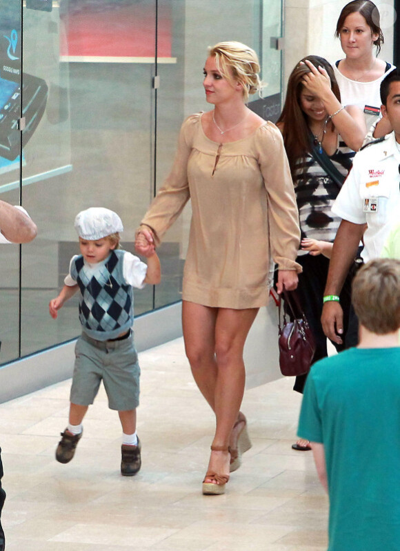 Britney Spears et ses enfants se promènent à Los Angeles en compagnie de garde du corps et nounou, jeudi 16 septembre.
