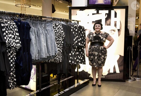 Beth Ditto lance sa collection de vêtements au magasin Selfridges de Londres le 17 septembre 2010.