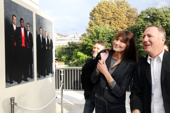 Carla Bruni observe l'exposition photographique mise en place pour les Journées Européennes du patrimoine à l'Elysée le 17 septembre 2010