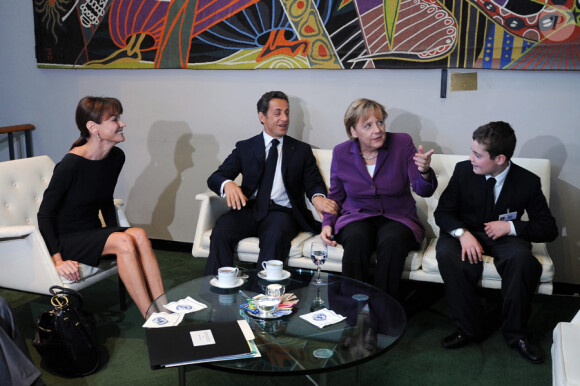 Carla Bruni, Nicolas Sarkozy, Angela Merkel et Louis Sarkozy lors d'une rencontre privée au quartier général de l'ONU à New York avec la chancelière allemande le 20 septembre 2010