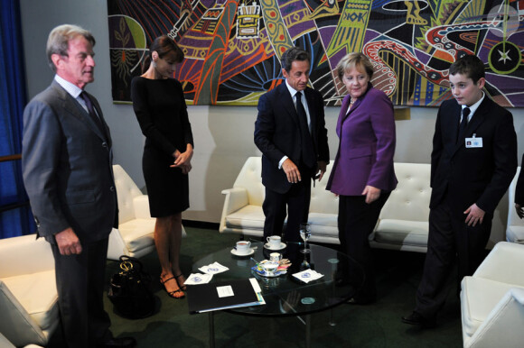 Bernard Kouchner, Carla Bruni, Nicolas Sarkozy, Angela Merkel et Louis Sarkozy lors d'une rencontre privée au quartier général de l'ONU à New York avec la chancelière allemande le 20 septembre 2010