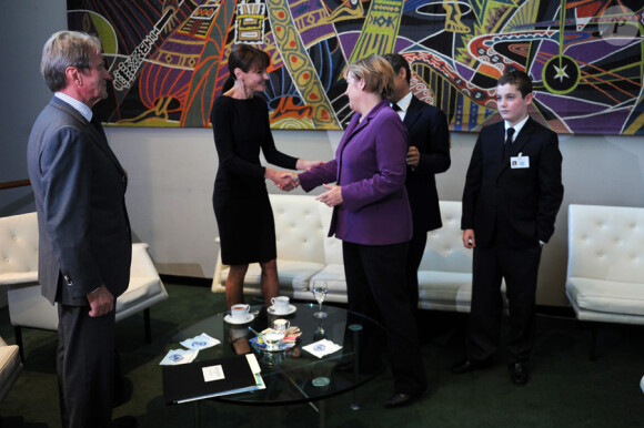 Bernard Kouchner, Carla Bruni, Nicolas Sarkozy, Angela Merkel et Louis Sarkozy lors d'une rencontre privée au quartier général de l'ONU à New York avec la chancelière allemande le 20 septembre 2010