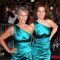 Sigourney Weaver et Jamie Lee Curtis et leur super fashion faux pas : elles portent la même robe sur tapis rouge !