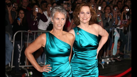 Sigourney Weaver et Jamie Lee Curtis et leur super fashion faux pas : elles portent la même robe sur tapis rouge !
