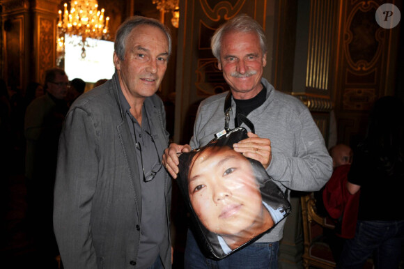 Un invité et Yann Arthus-Bertrand lors du 25e anniversaire de Reporters sans Frontières à l'Hôtel de Ville à Paris le 23 septembre 2010