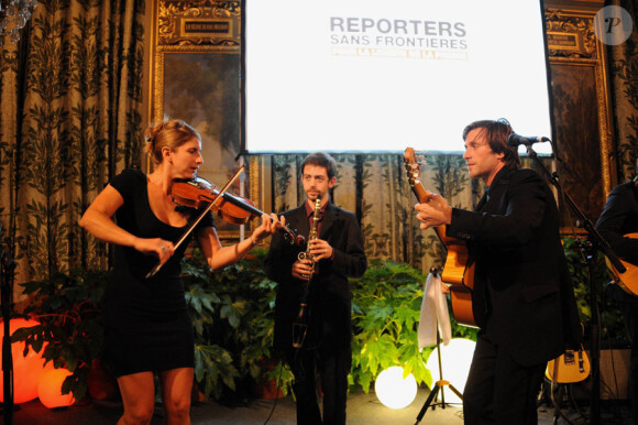Thomas Dutronc lors du 25e anniversaire de Reporters sans Frontières à l'Hôtel de Ville à Paris le 23 septembre 2010