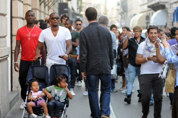 Le grand Samuel Eto'o en promenade avec ses deux fillettes - Maëlle et Siena -, sur la via Monte Napoleone, à Milan, le 23 septembre 2010.