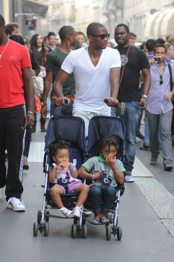Le grand Samuel Eto'o en promenade avec ses deux fillettes - Maëlle et Siena -, sur la via Monte Napoleone, à Milan, le 23 septembre 2010.