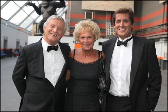 Patrick Sébastien avec Denise et Max Guazzini à l'émission Le Plus Grand Cabaret du Monde diffusée le 16 octobre 2010 sur France 2.