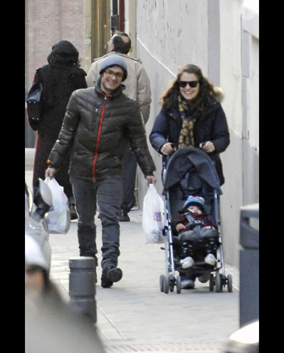 Gael Garcia Bernal et sa femme Dolores Fonzi avec leur fils Lazaro à Madrid en mars 2010
