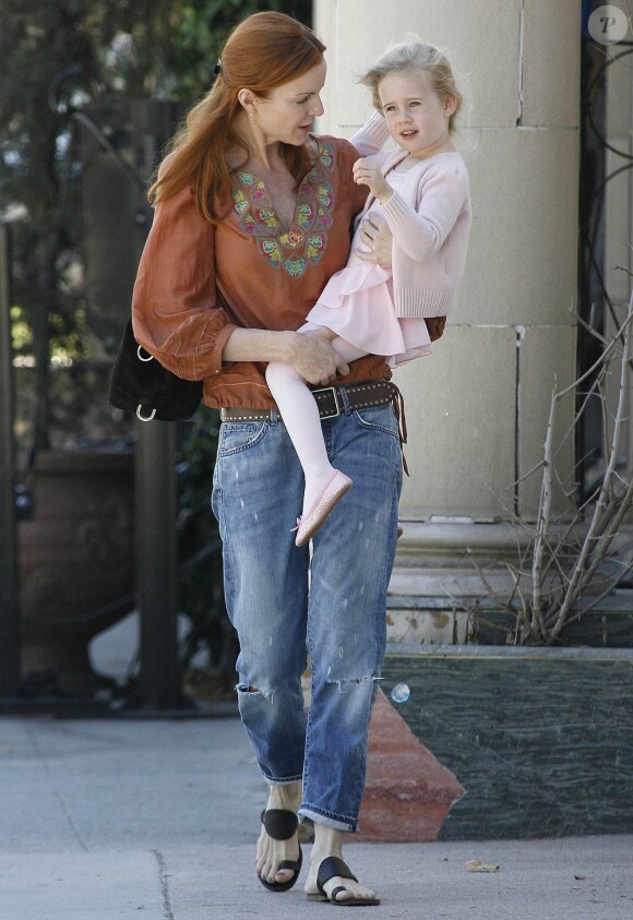 Marcia Cross va récupérer une de ses jumelles, la petite Savannah, à son cours de danse à Los Angeles, le 25 septembre 2010
