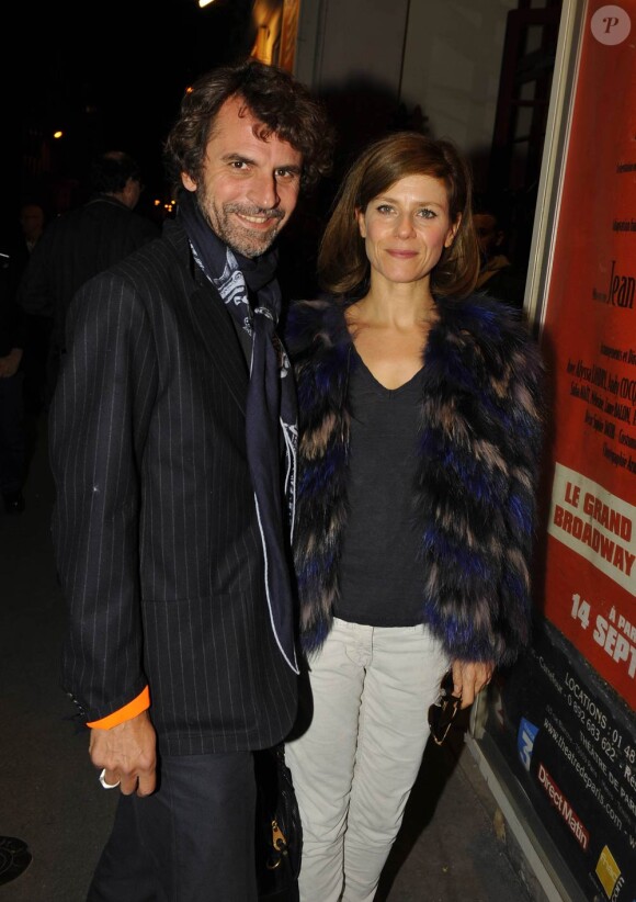 Marina Foïs et un ami lors de l'avant-première de la pièce Rendez Vous au Théâtre de Paris à Paris le 27 septembre 2010