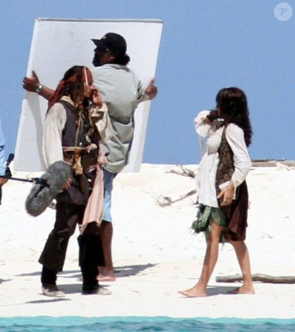 Johnny et Penélope Cruz, enceinte, sur le tournage de Pirates des Caraïbes 4, à Hawaï. Septembre 2010