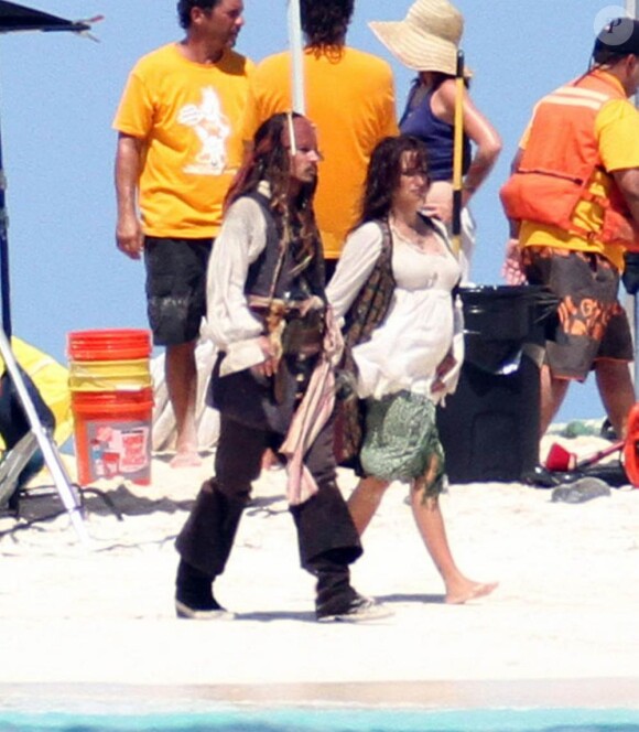 Johnny et Penélope Cruz, enceinte, sur le tournage de Pirates des Caraïbes 4, à Hawaï. Septembre 2010