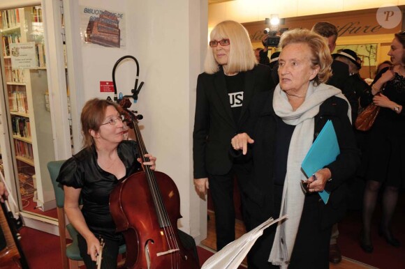 Lancement de l'opération "+ de Vie" à l'hôpital Bretonneau de Paris, le 29 septembre 2010 : Mireille Darc et Bernadette Chirac
